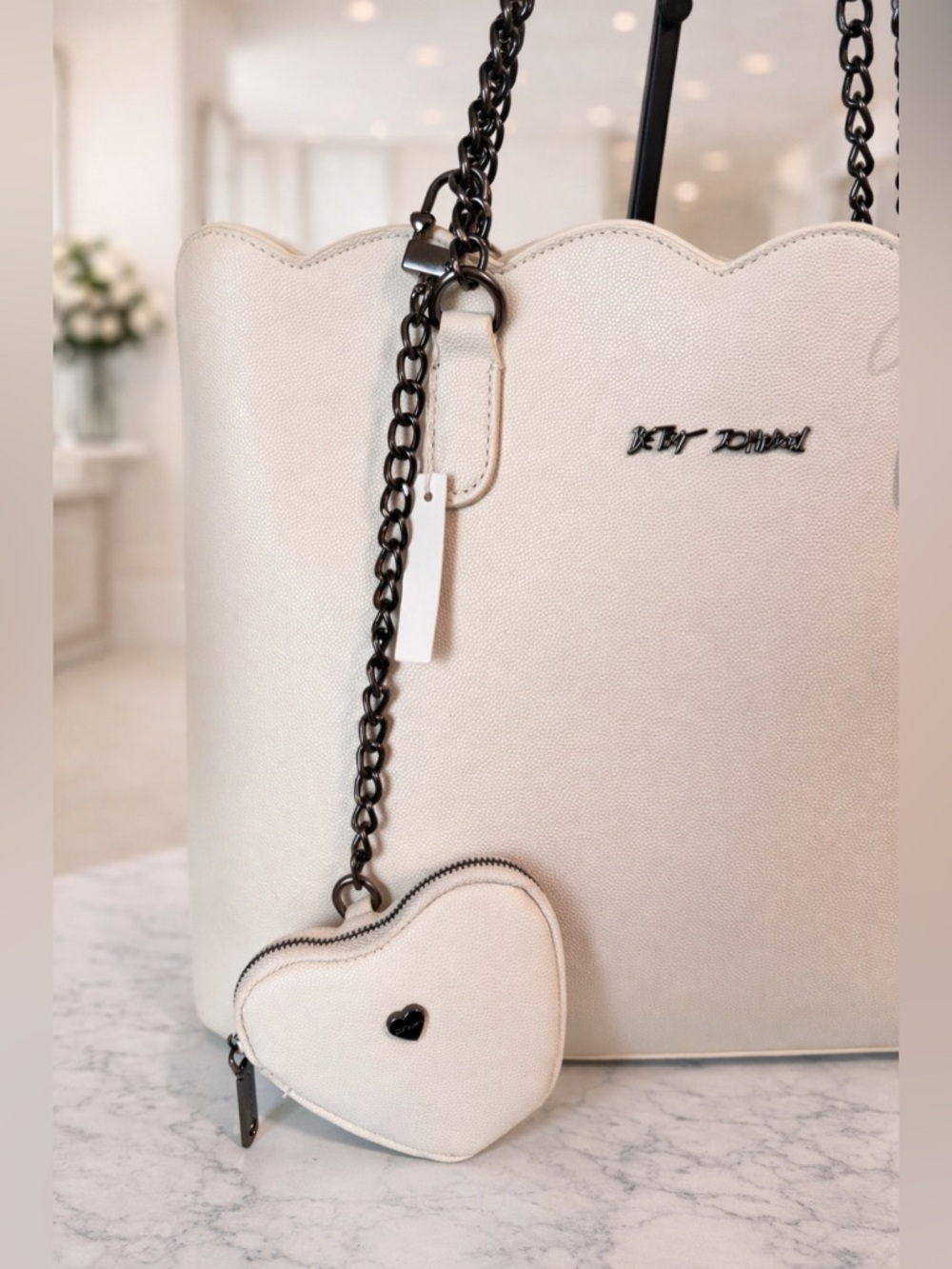 Betsey Johnson cream-colored tote bag black chain straps and heart-shaped charm - Picture 3 of 5